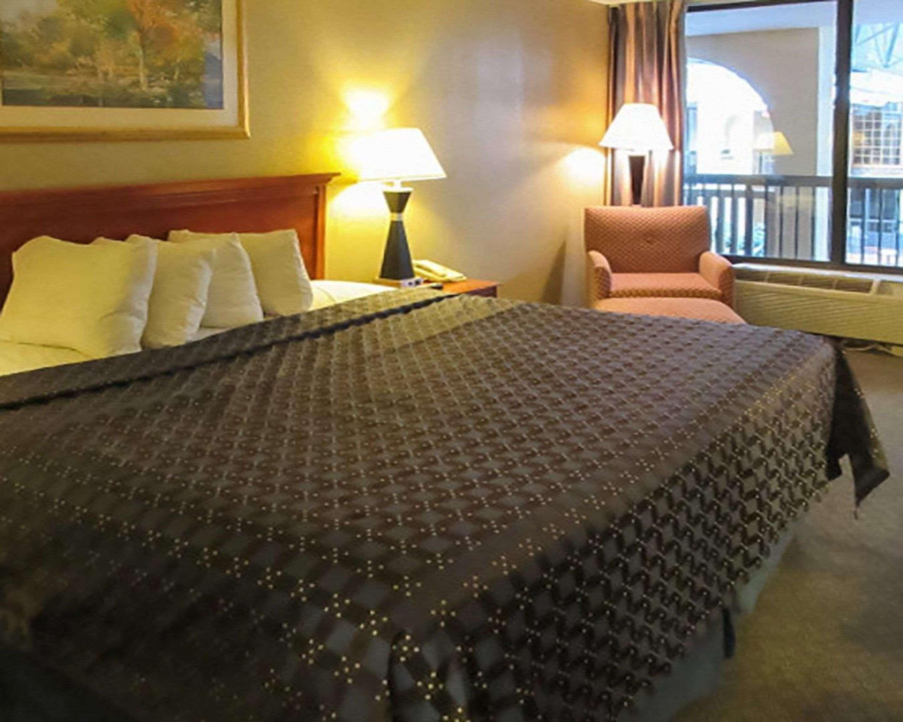 Quality Inn Newport Bagian luar foto
