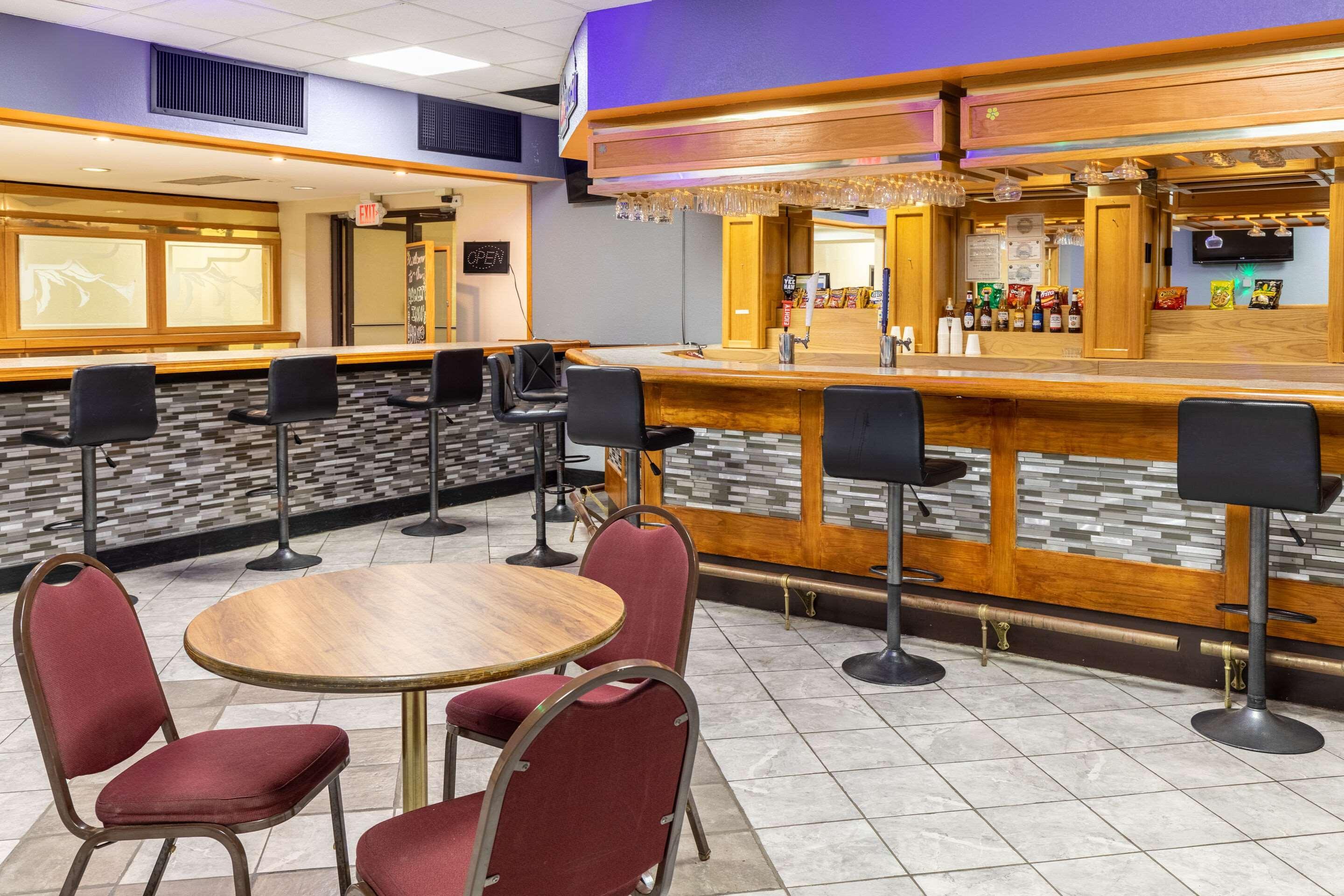 Quality Inn Newport Bagian luar foto